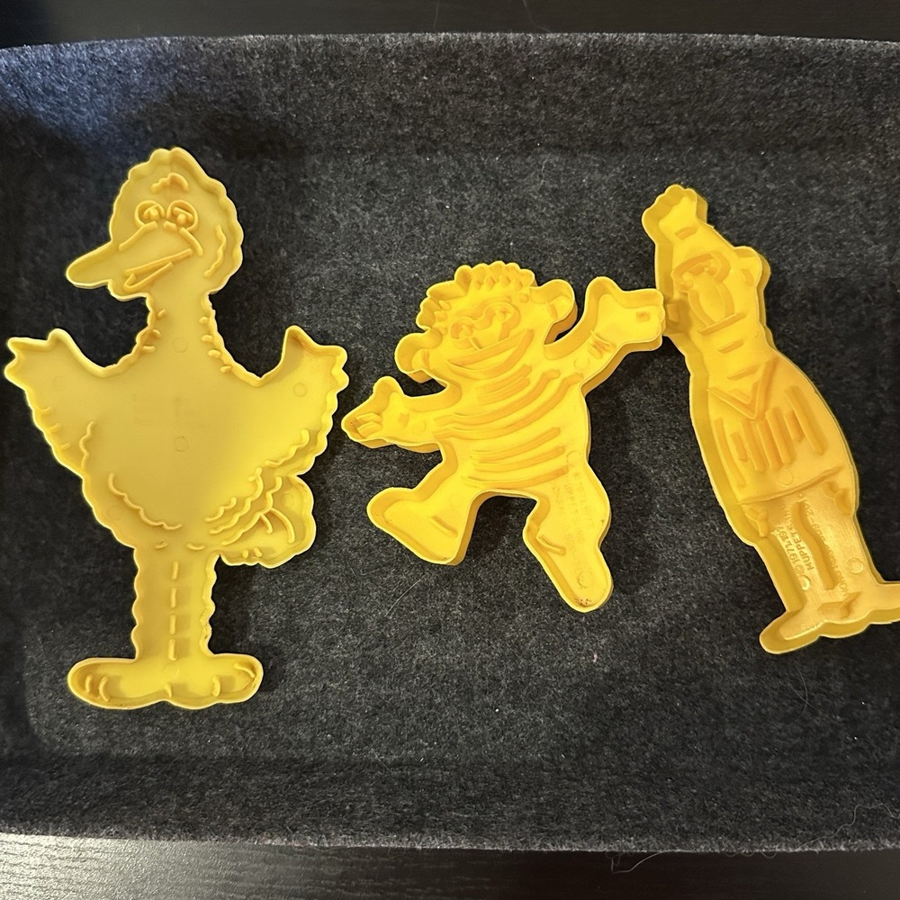 Lot 3 VTG Sesame Street Cookie Cutters Yellow Plastic Wilton BIG BIRD ERNIE BERT